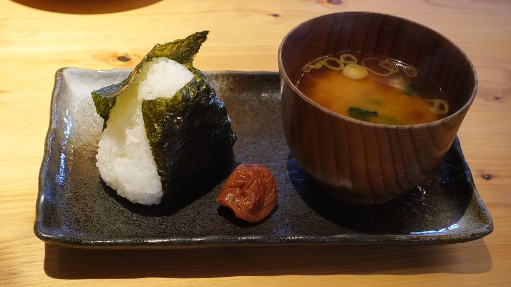 モーニングのおにぎり＋みそ汁。これにコーヒーなどがつく（筆者撮影）