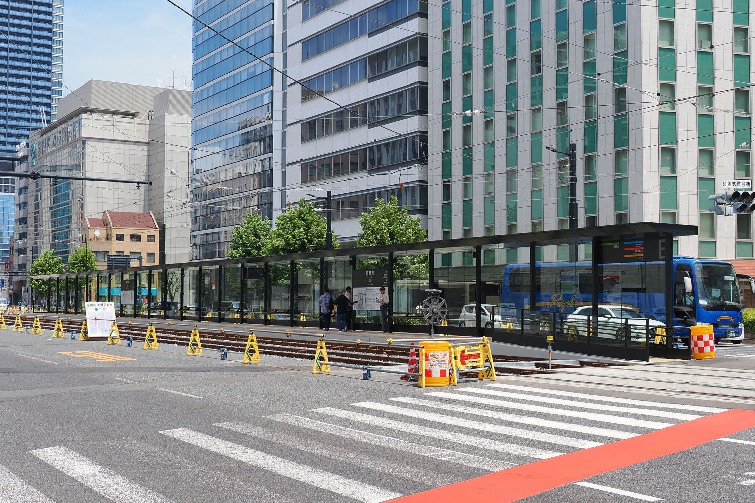 移転新設された稲荷町電停。ホームの長さは60ｍと日本の路面電車で最長（撮影：伊原薫）
