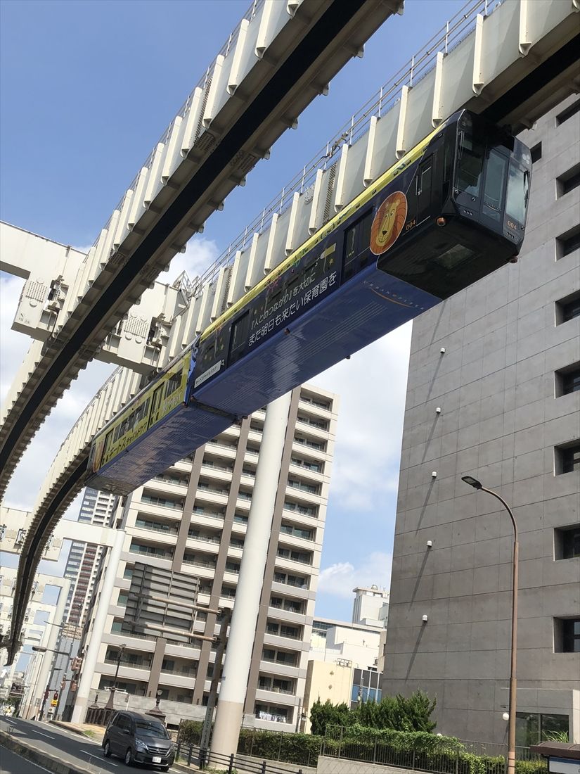 ビルの谷間を行く0形車両＝2020年（筆者撮影）