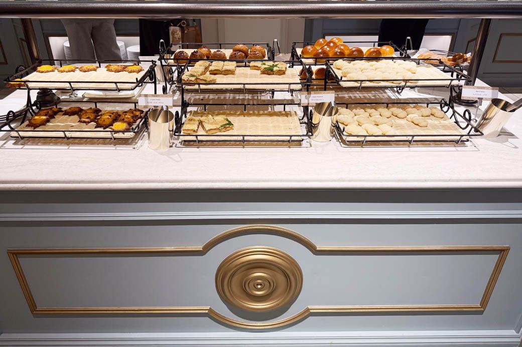 パンスタンドにズラリと並ぶパン（写真：筆者撮影）