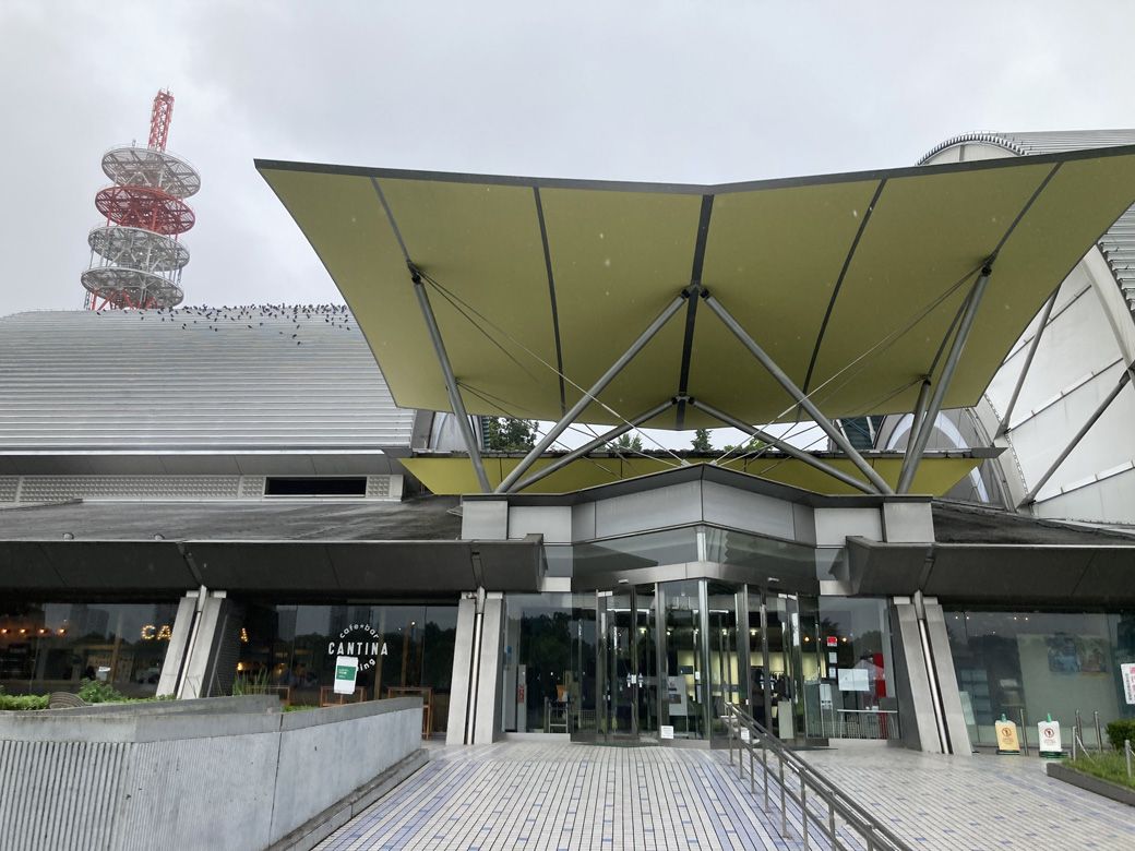 レストランも併設する記念館は、雨でも賑わっていた（筆者撮影）