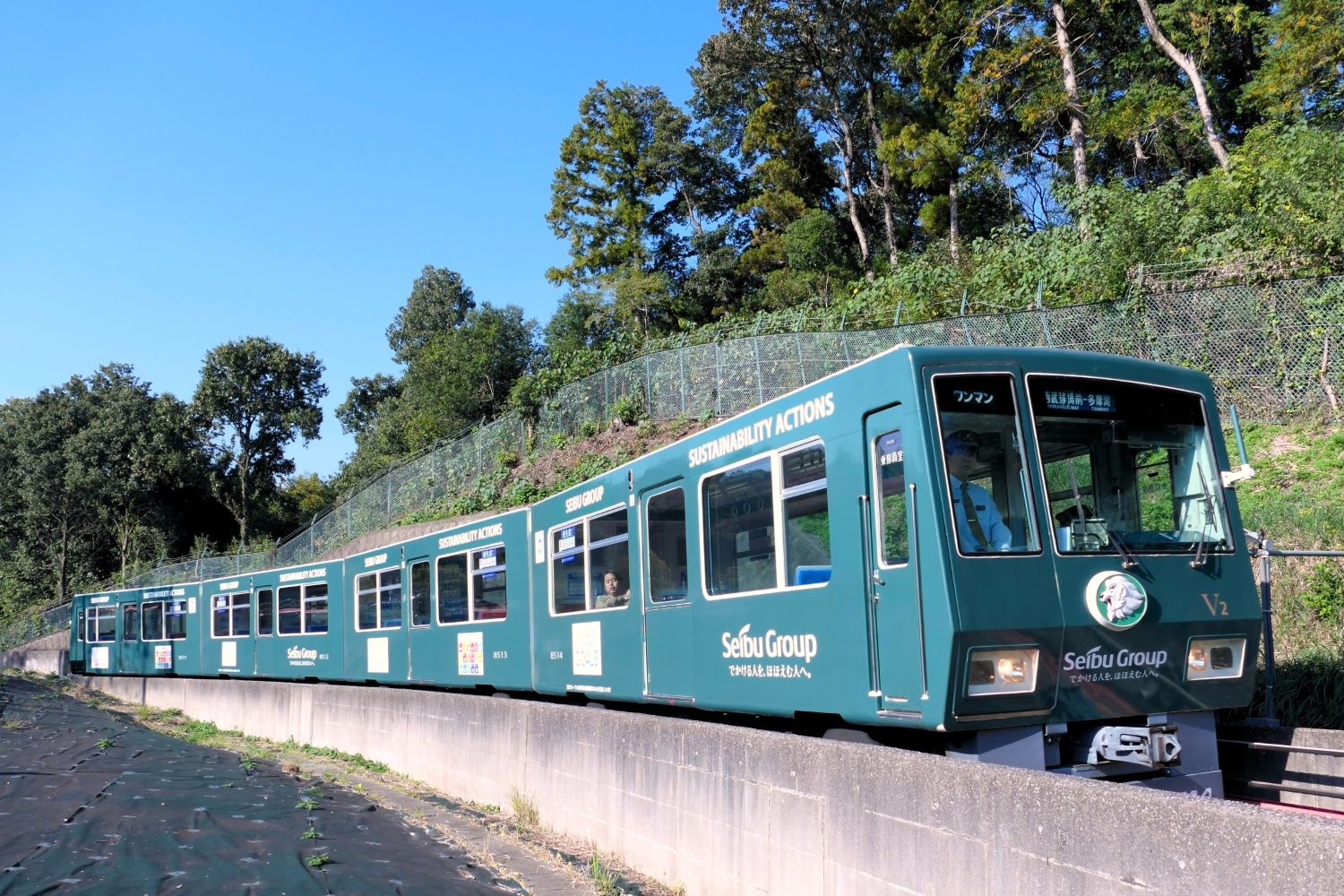 8500系V2編成は「SDGs×Lions GREEN UP! プロジェクトトレイン」のラッピング（記者撮影）