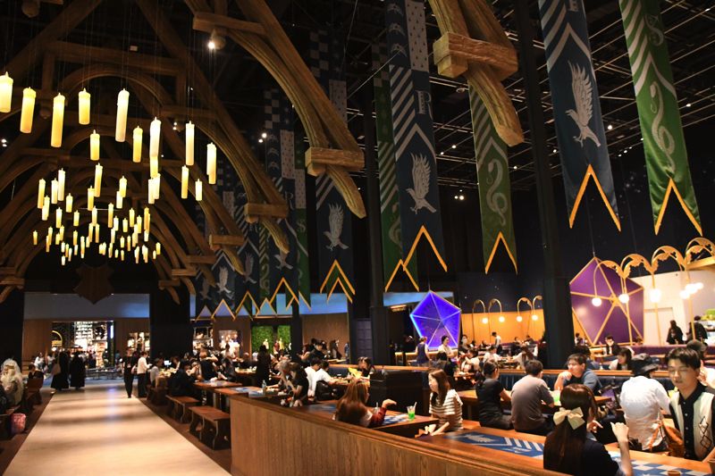 スタジオツアー東京のフードホール（記者撮影）