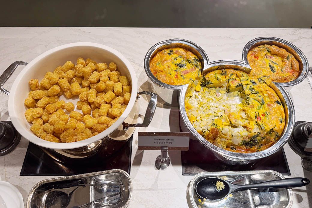 ハッシュドポテト、ミッキー型のお皿に盛り付けられたフリッタータ（写真：筆者撮影）