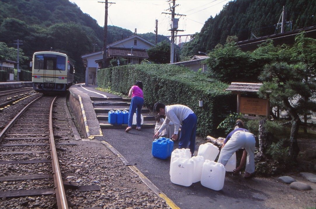 出雲坂根駅に湧く「延命水」（撮影：南正時）