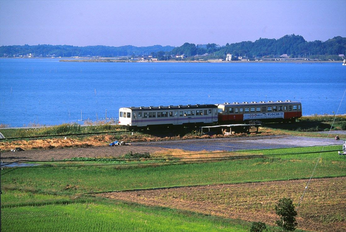 霞ヶ浦のほとりを走る鹿島鉄道のキハ430形とキハ600形の2両編成（撮影：南正時）