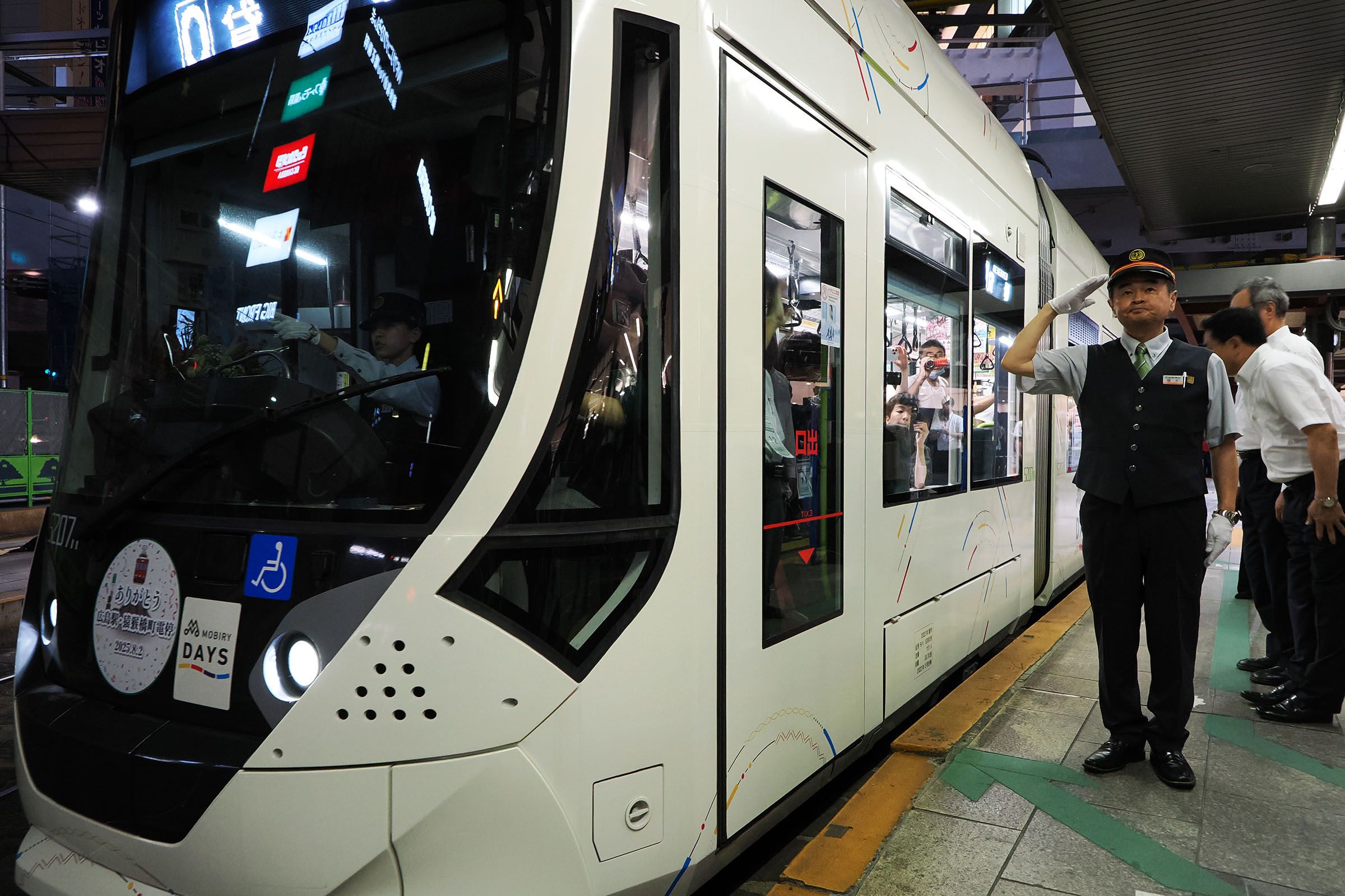 特別貸切電車が出発。地平の広島駅から出発する最後の電車だ（撮影：伊原薫）