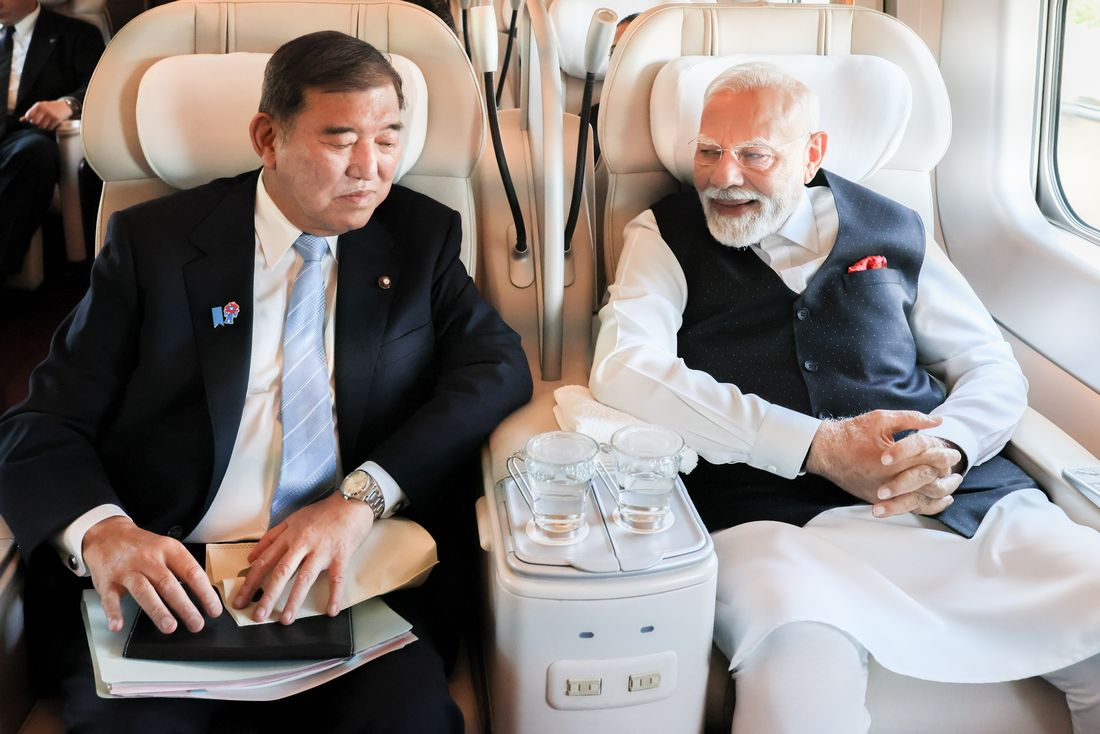 東北新幹線E5系の「グランクラス」に乗る石破首相とモディ首相（写真出典：首相官邸ホームページ）