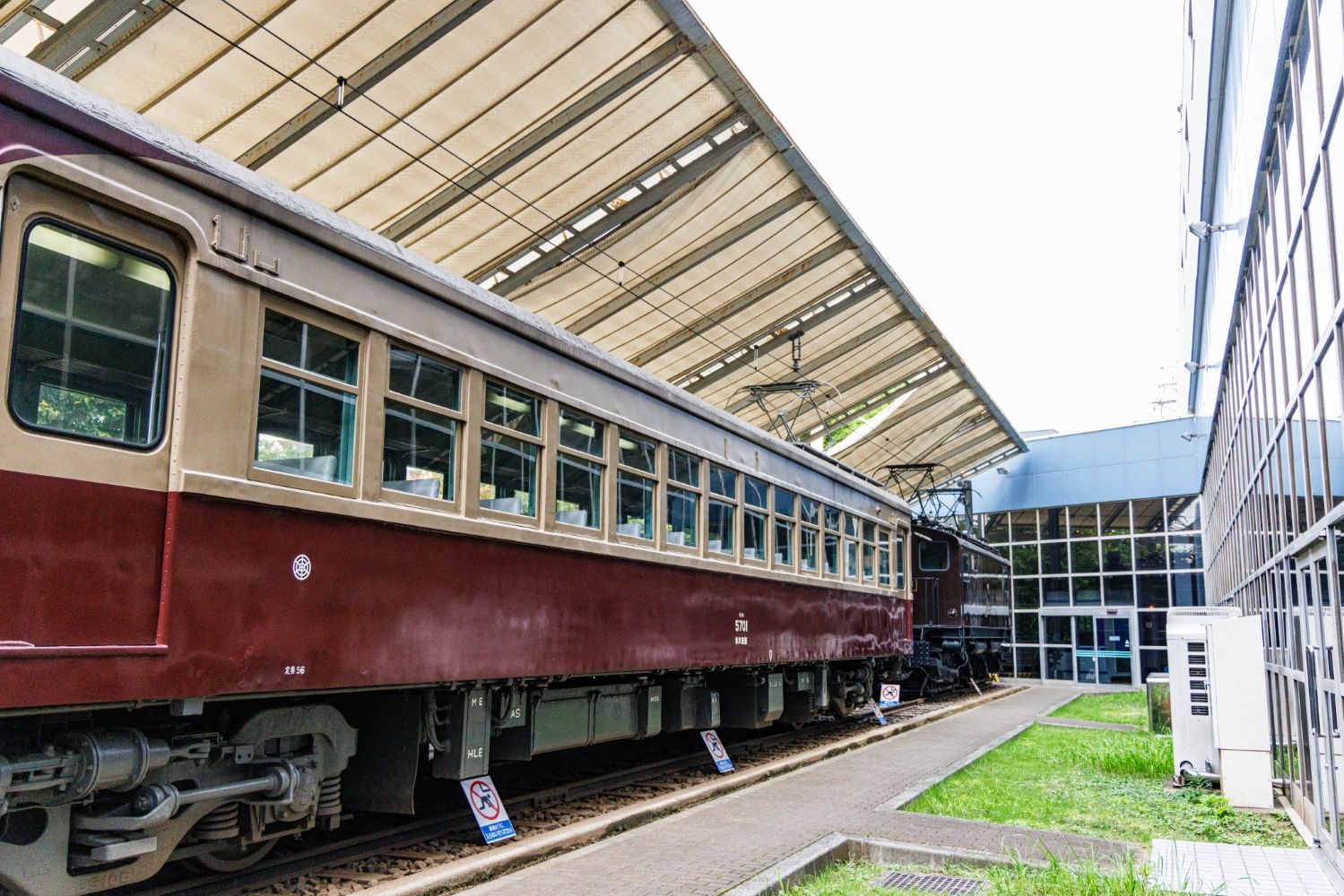 中庭には2両の車両を展示。手前が5700系、奥はED101形。こちらも全貌は現地にて（撮影：鼠入昌史）