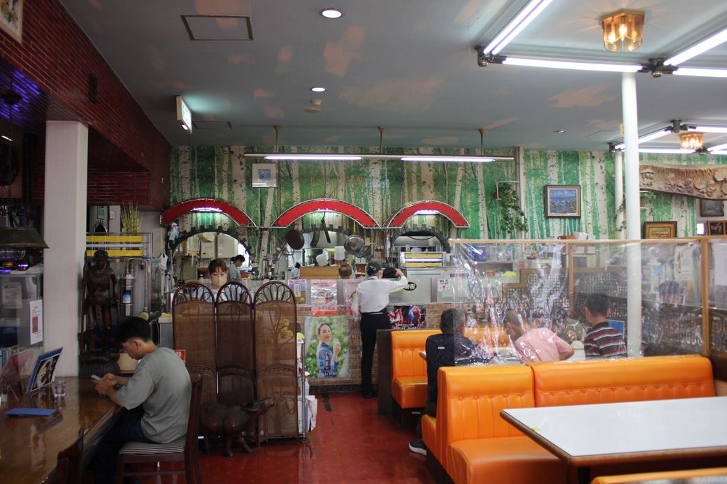 ​​店員さんたちはみんなきびきびと働いていて、店内は活気にあふれている​​（筆者撮影）​​   