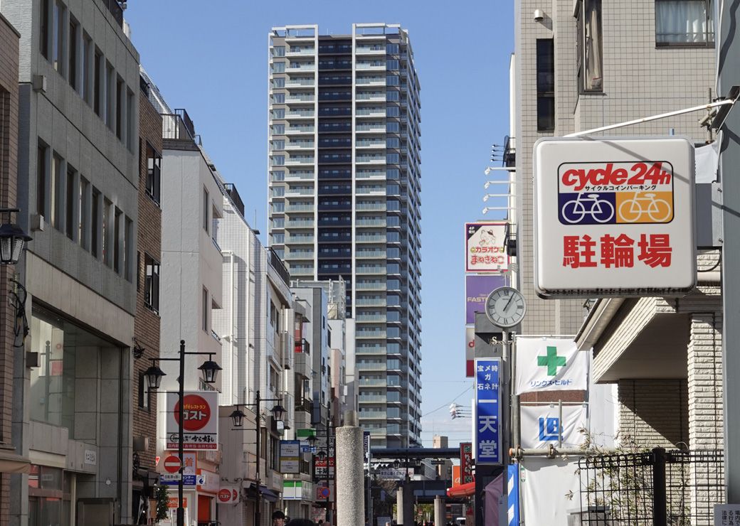 平井駅南口の商店街から見たプラウドタワー平井（筆者撮影）