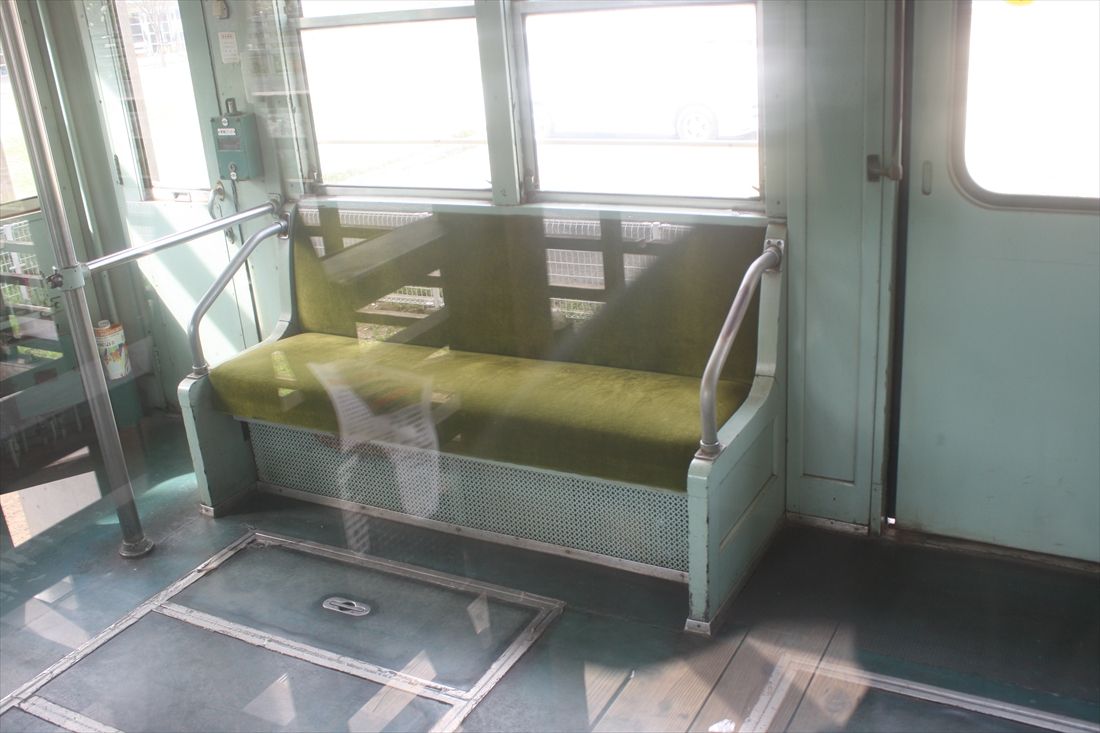 「ホーム」から見た760号の車内（筆者撮影）