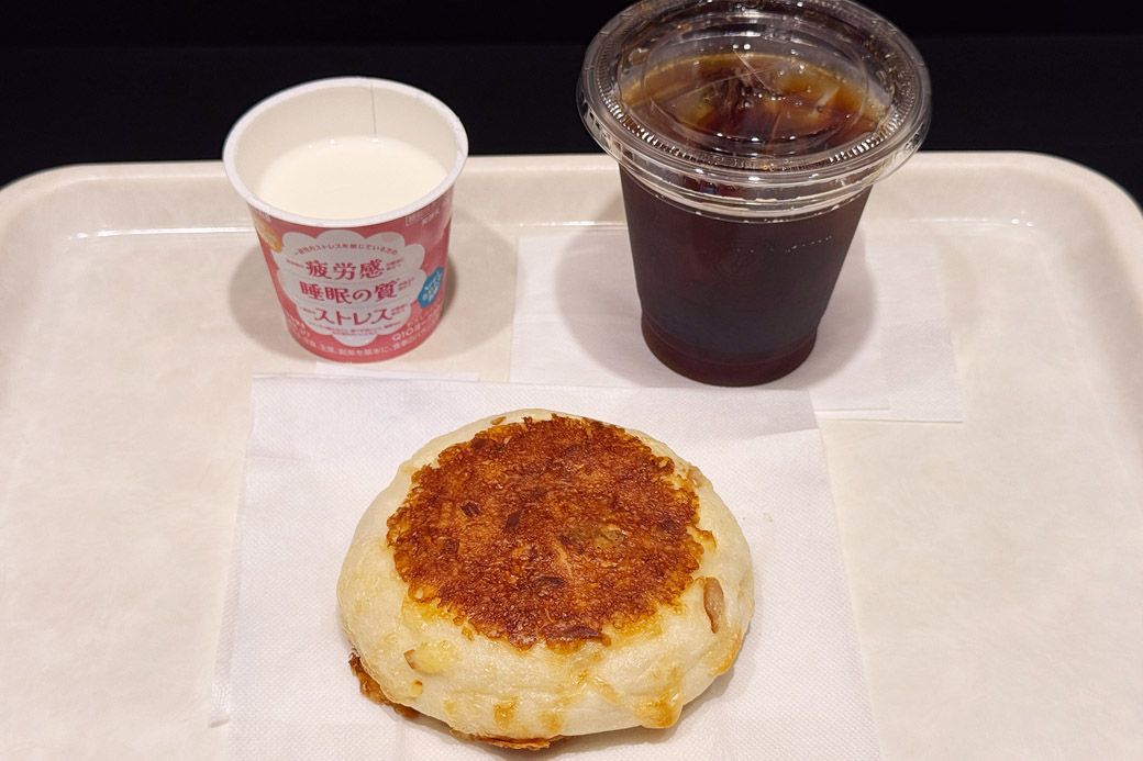 スモークチーズハムモーニングセット590円。洋風のおやきのようなパン。表面は焦がしたチーズで香ばしく、中にはとろけるチーズとハムが入っていた（筆者撮影）