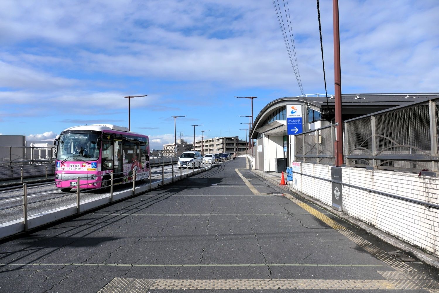 海老名市コミュニティバスが走る。運行は相鉄バスが受託（記者撮影）