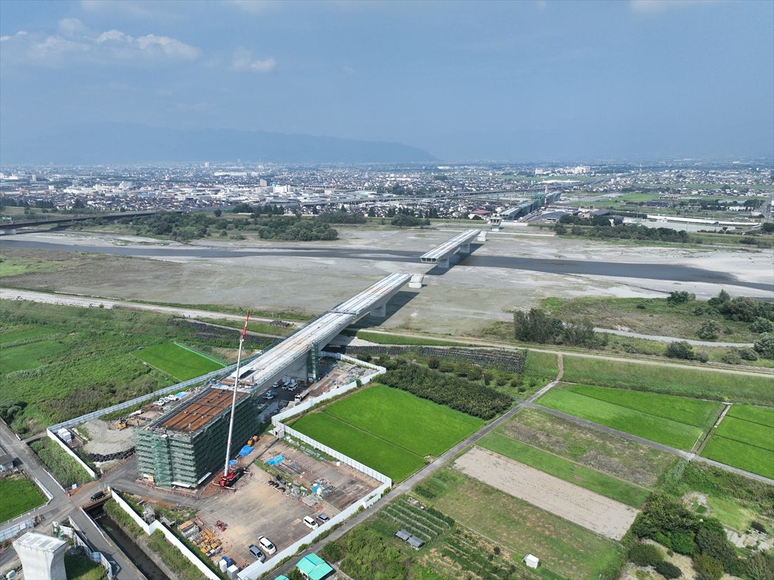 「釜無川橋梁ほか新設工事」の工事現場をドローンで空中から撮影（写真：JR東海）