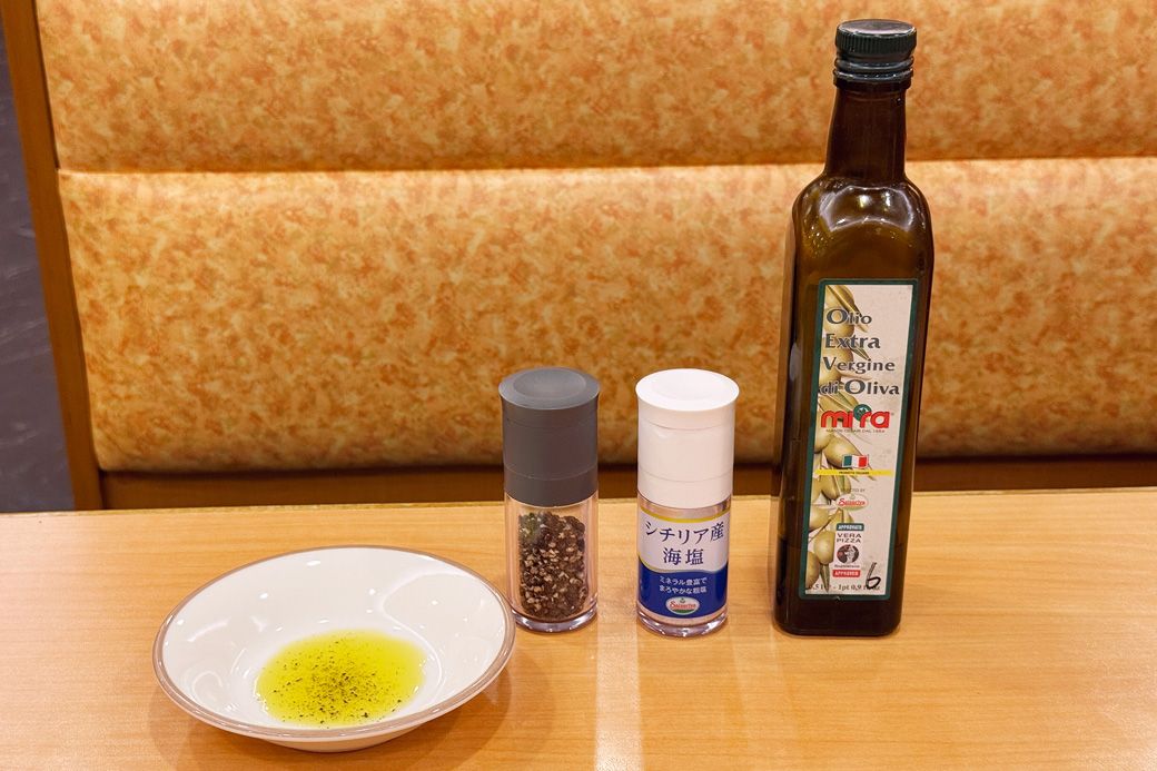 サイゼリヤの調味料はどれも本格的。特にオリーブオイルは大人気で、店頭販売もしています（筆者撮影）