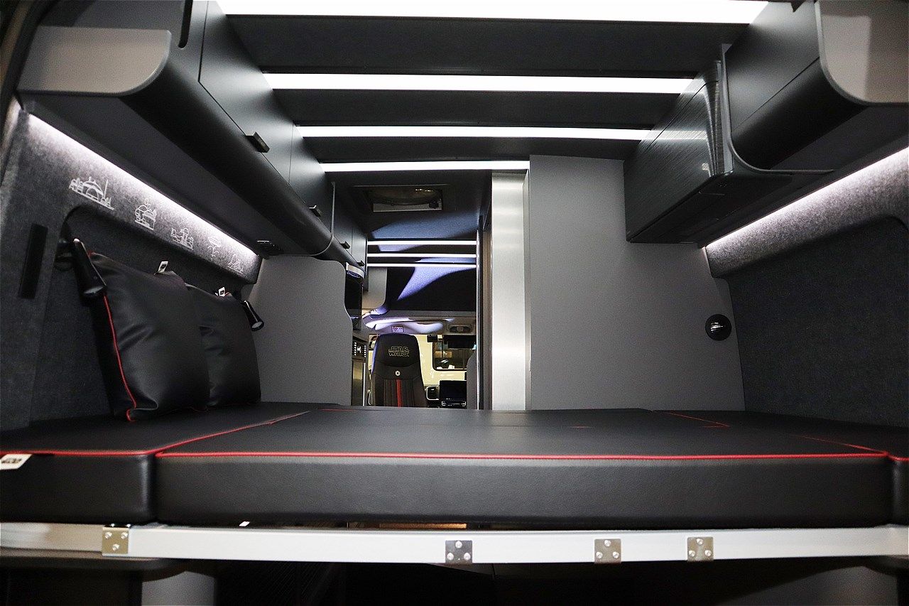 スター・ウォーズの世界観が広がるトイファクトリーのキャンピングカー「ダビンチ6.0＜スター・ウォーズ＞エディション」（筆者撮影）