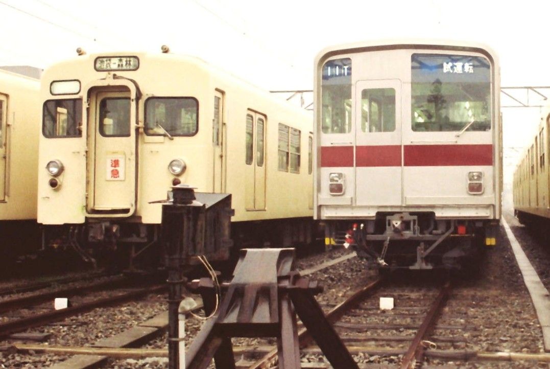 登場時の試作車9101編成。クリーム色の8000型と並んだ姿（写真：東武鉄道）