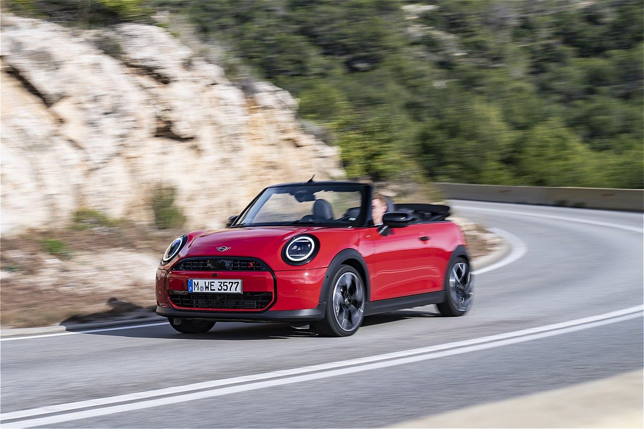 MINI（ミニ）の新型「ミニ・クーパー・コンバーチブルS」（写真：MINI）