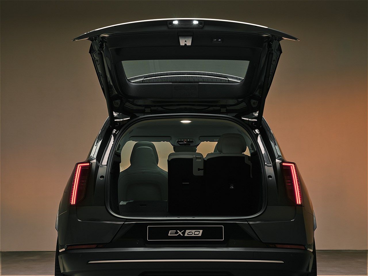 スウェーデン本社で2026年1月21日（現地時間）、世界初公開されたボルボの新型電動ミッドサイズSUV「EX60」（写真：ボルボ・カー・ジャパン）