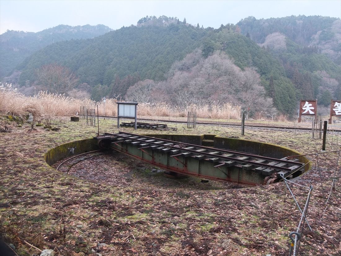 美作河井駅にある手動転車台。除雪車の向きを変えるために使われ、近代化産業遺産に認定されている（撮影：南正時）