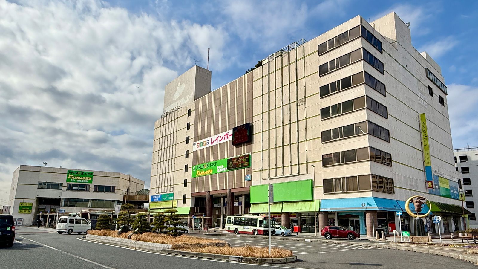 アクアラインの先にあるモールが廃墟化したのはなぜか？（筆者撮影）