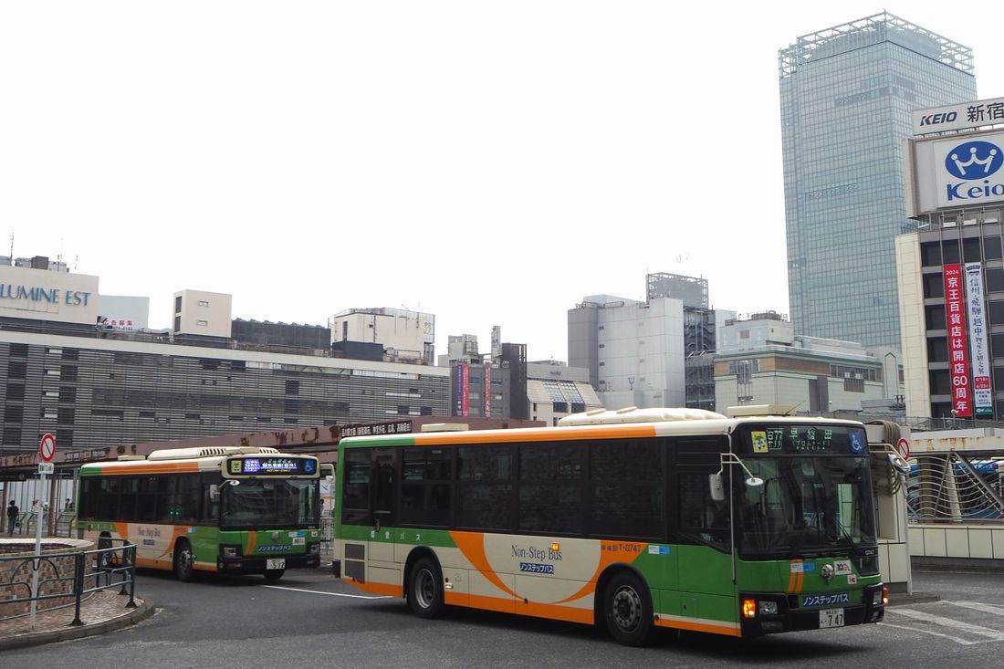 新宿駅西口のバスターミナルを発車する都バス（記者撮影）