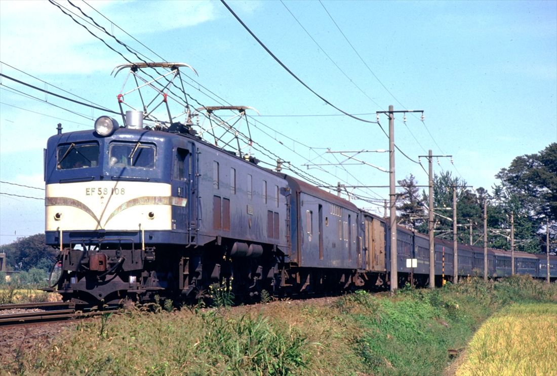 EF58形が牽く急行「津軽」。東北本線の上野―黒磯間の客車列車はEF58形とEF57形が共通運用で牽引にあたっていた（撮影：南正時）