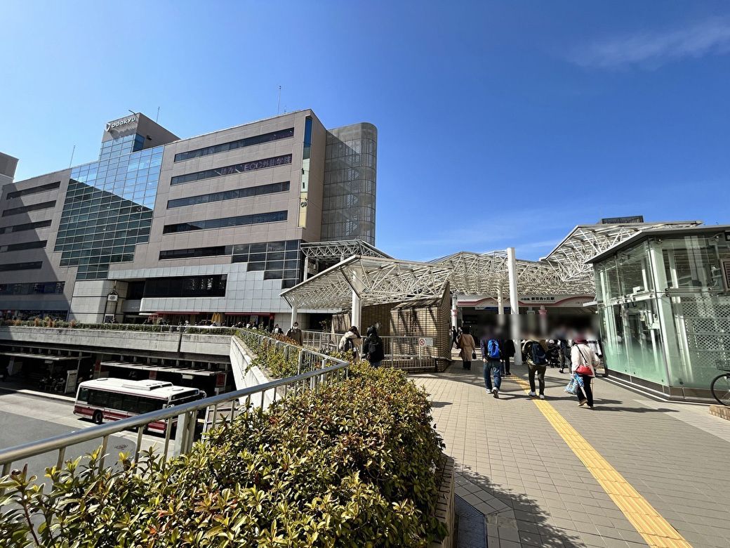 新百合ヶ丘駅前の様子。コンパクトに様々な機能がまとまっているのが魅力だ（筆者撮影）