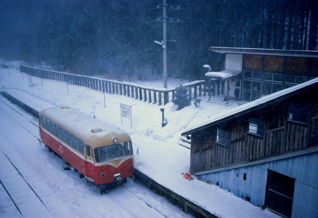 雪降る野辺地駅にたたずむ南部縦貫鉄道のレールバス（撮影：南正時）