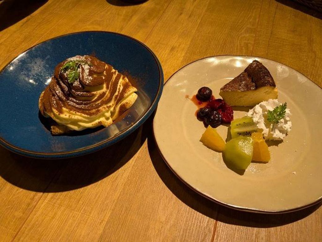 ティラミスとチーズケーキ。メインやパスタは2人で1種類を選んでシェアするが、ドルチェについては一人一皿選べるのが嬉しい（筆者撮影）