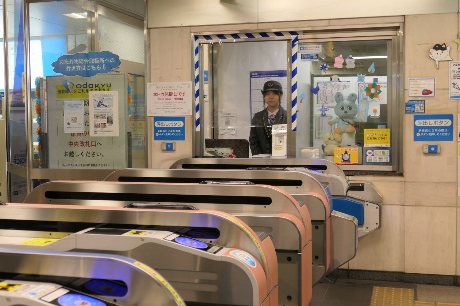 中央口改札。奥に駅事務室（記者撮影）