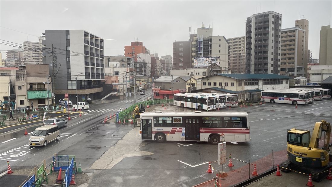 駅南側には西鉄バスの車庫が広がる（記者撮影）