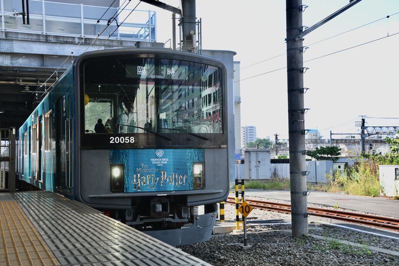 「バック・トゥ・ホグワーツ」特別イベントの様子。ラッピング列車が入線（記者撮影）