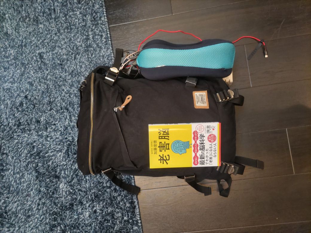 2024年12月、イタリア→バチカン市国→ラトビア→エストニア→フィンランド→スペイン、計9日間の旅で持っていった荷物はこれ。新書4冊分のサイズ感（筆者撮影）