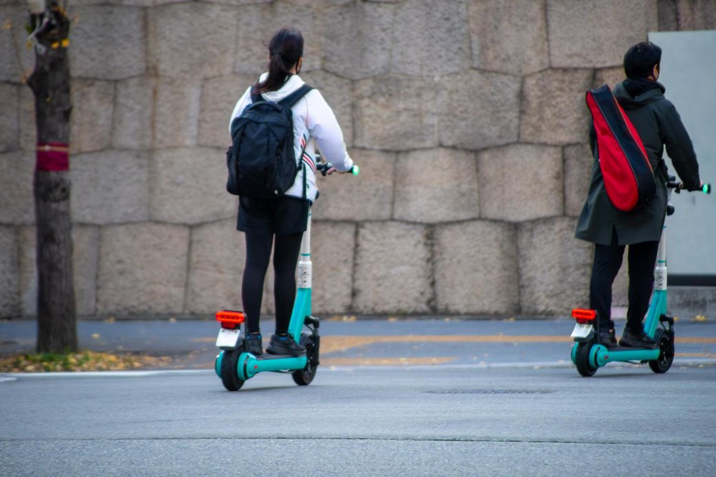 都心ではお年寄りがLUUPを運転している姿はほぼ見られない（画像：おくやまひろし／PIXTA）