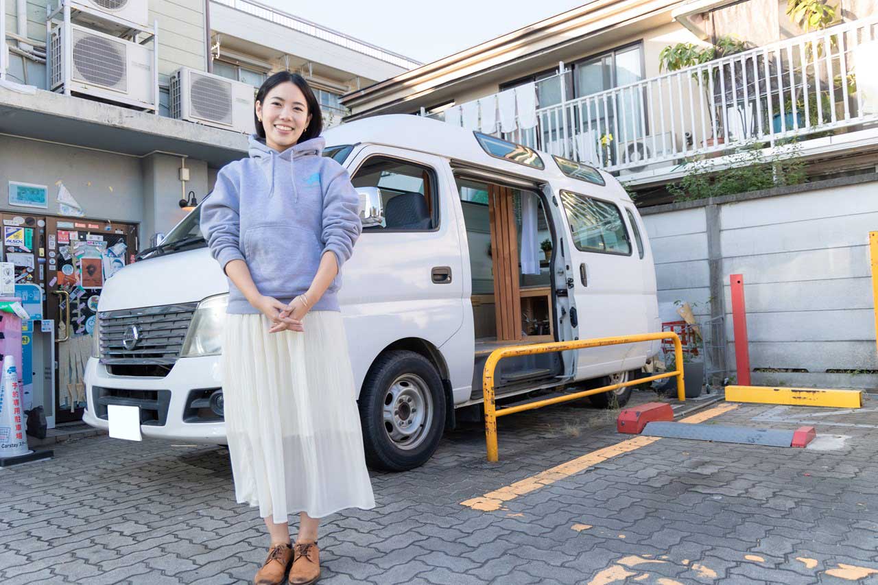 バンライフを送る宮本さんと愛車（東洋経済オンライン編集部撮影）