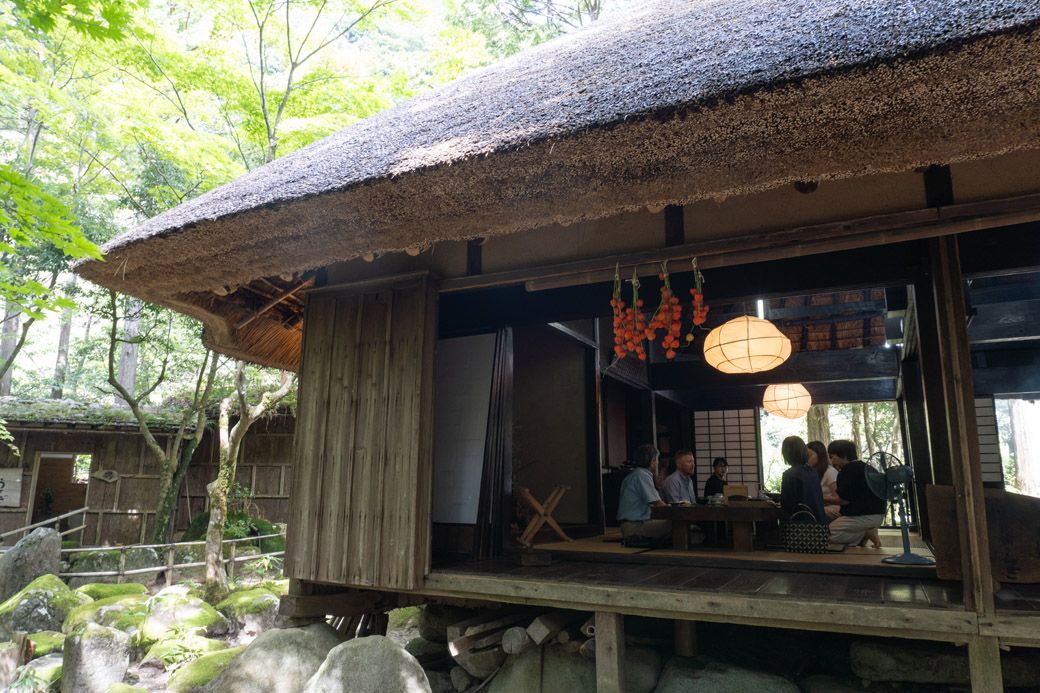 取材した日も、たくさんの人がおしゃべりを楽しみながら山里料理を堪能していた（筆者撮影）