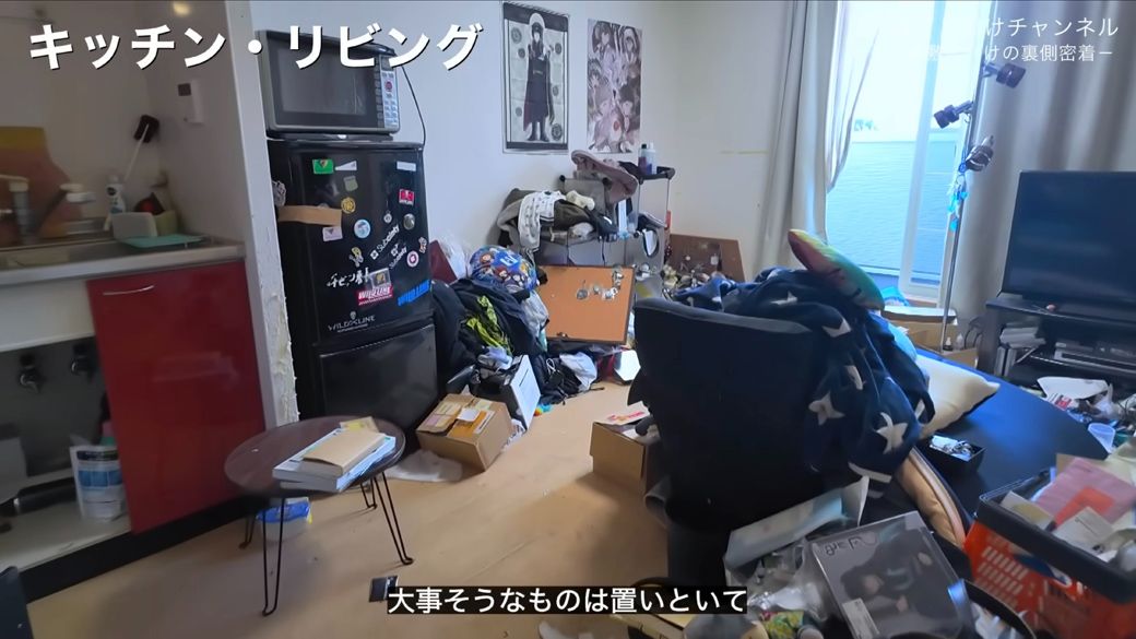 リビングにもモノが大量に置かれている（画像：「イーブイ片付けチャンネル」より）