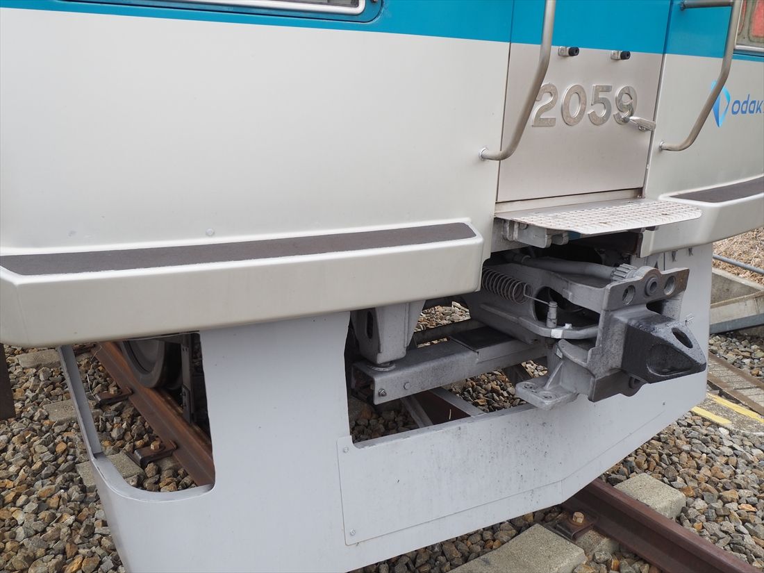 前面下部の出っ張りと連結器。8両編成のためほかの車両と連結して営業運転することはない（記者撮影）