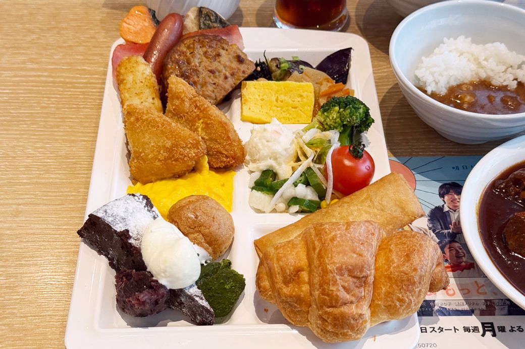 6マスの取り皿に、少しずつおかずを乗せて。目にも楽しいワンプレートが完成しました（筆者撮影）