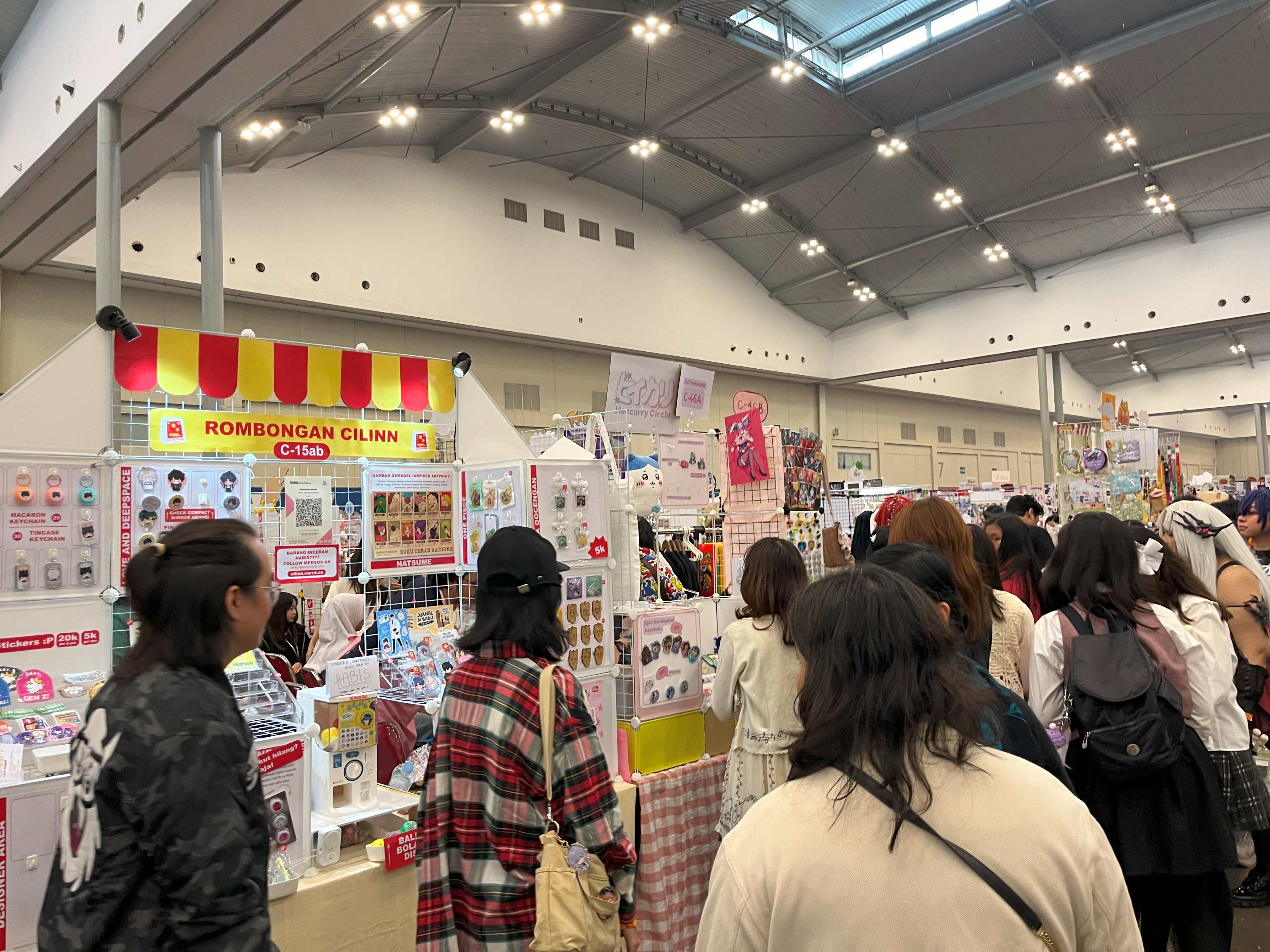 コミフルのサークルブース。日本のコミケと雰囲気が似ているが、グッズの比率が非常に高い