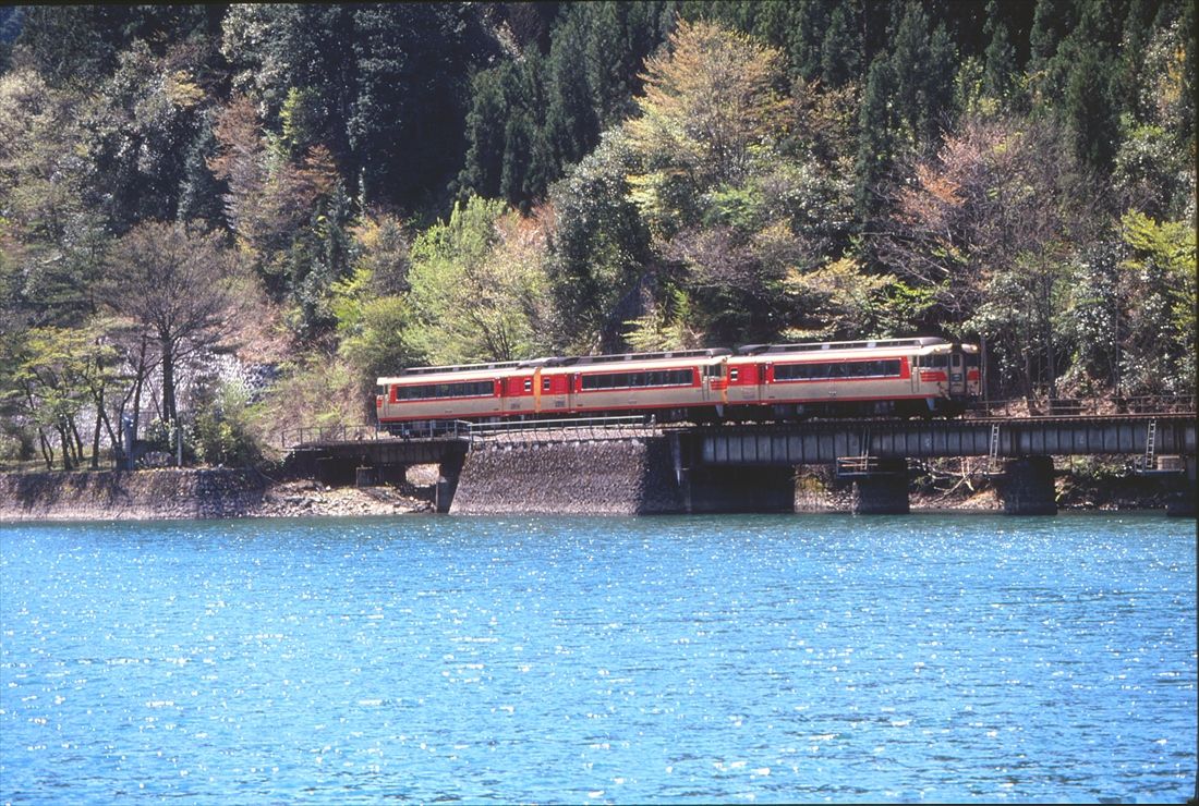 キハ82系の特急「ひだ」と同時期に活躍した名鉄の高山本線直通特急「北アルプス」（撮影：南正時）