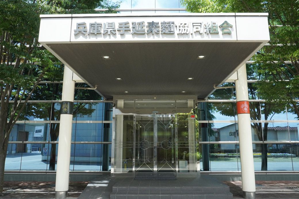 組合の正面玄関。ギフト向き特級黒帯と家庭向き上級赤帯の2大巨頭が柱として支えるこの意匠が、筆者はたまらなく好きだ（筆者撮影）