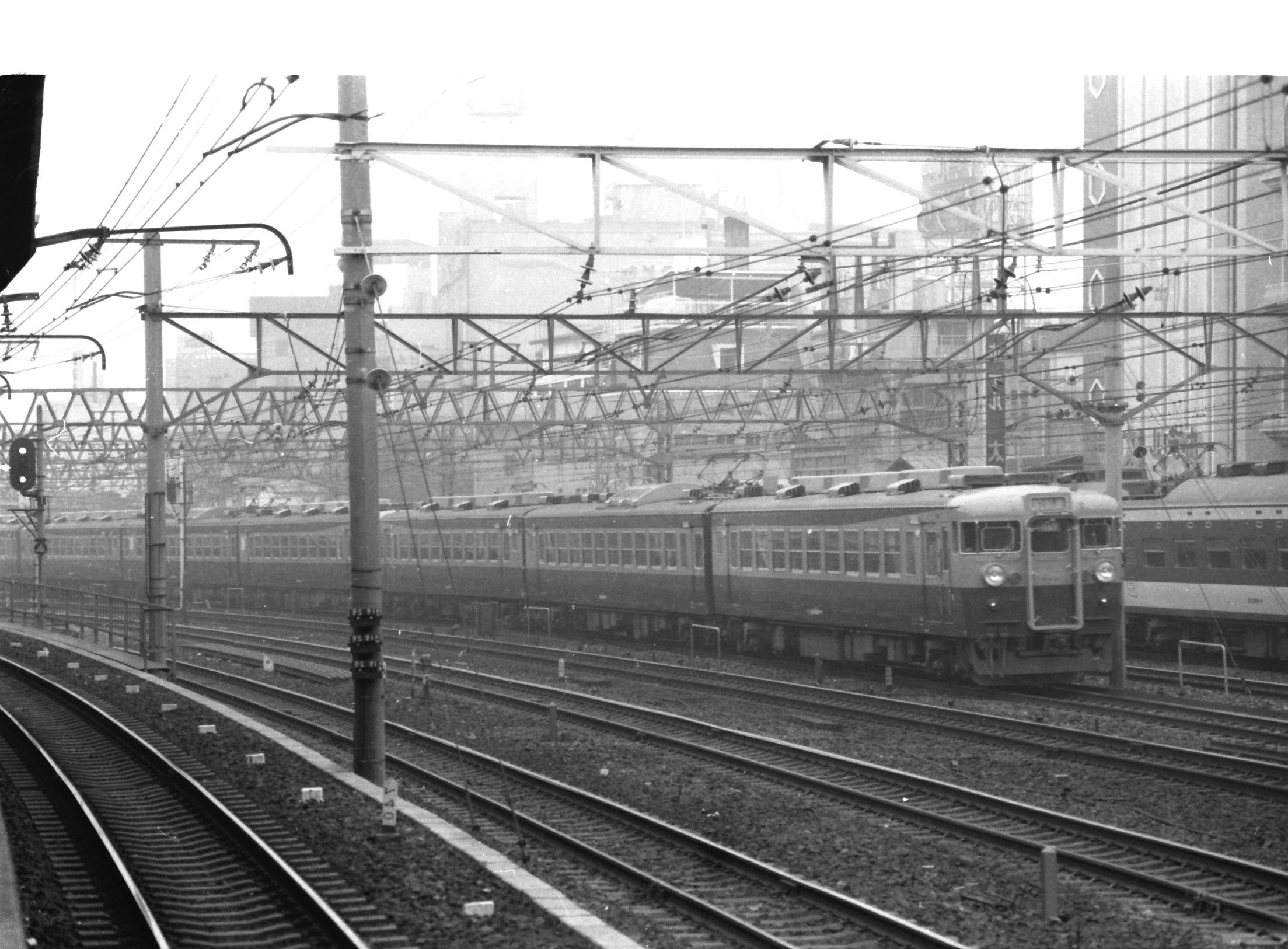 上野に到着する165系の急行「佐渡」（撮影：南正時）