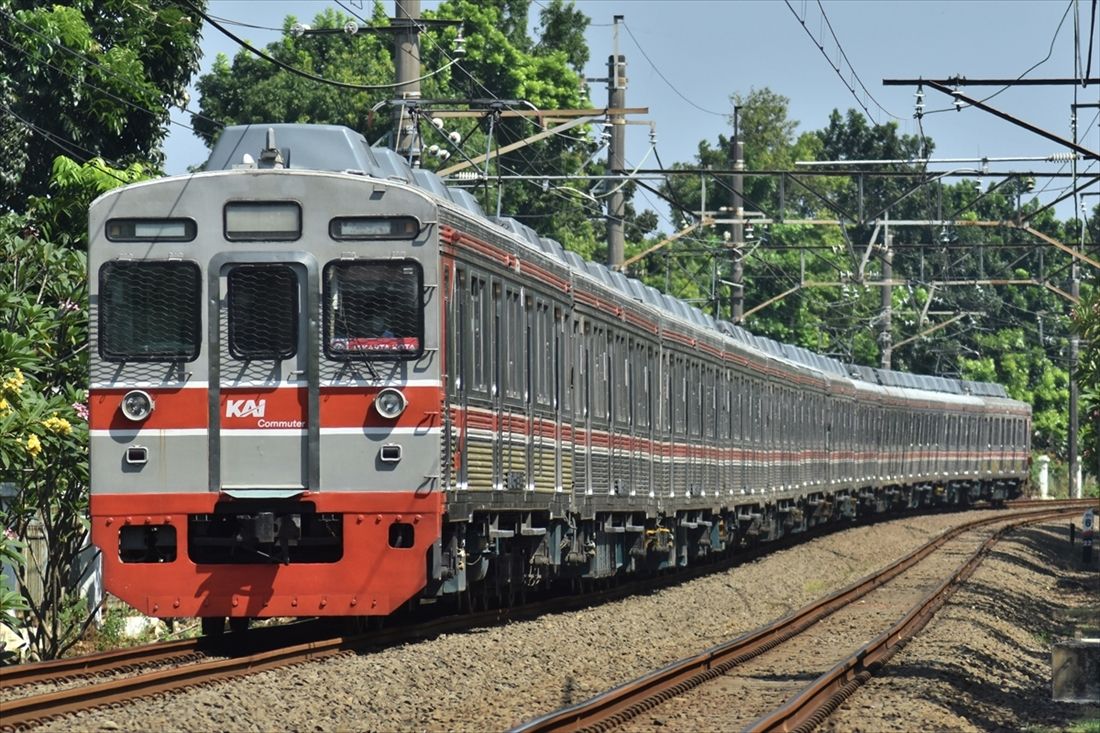末期まで残った8000系・8500系の4本のうちの1本、8618編成。現行のカラーリングに変更後、12両編成に組み替えられ活躍する姿（筆者撮影）