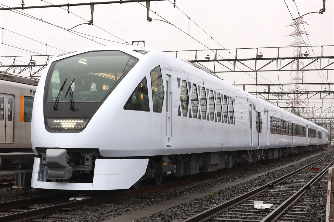 東武鉄道の特急「スペーシアX」N100系（撮影：尾形文繁）