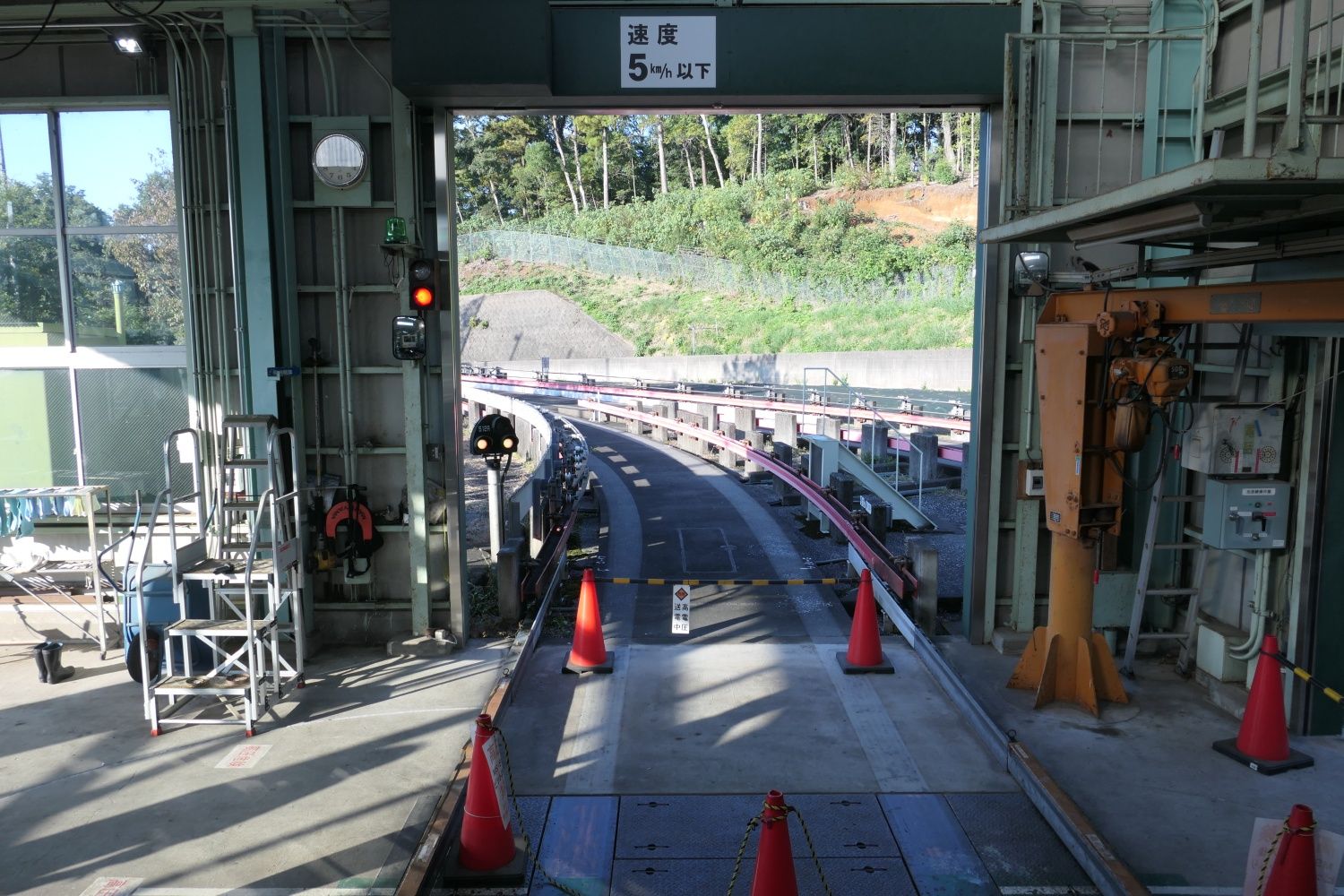 車両基地の建屋内から見た風景（記者撮影）