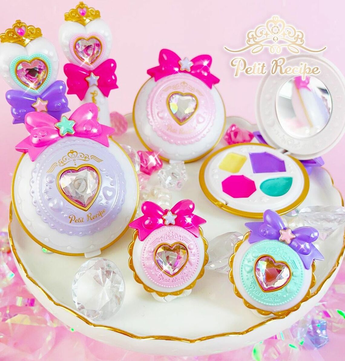粧美堂のキッズコスメ「Petit Recipe（プチレシピ）」。大人が自分のために購入する例も多かったとのことで、大人向けカラーを取り入れたメイクパレットとリップも登場した（写真：粧美堂提供）