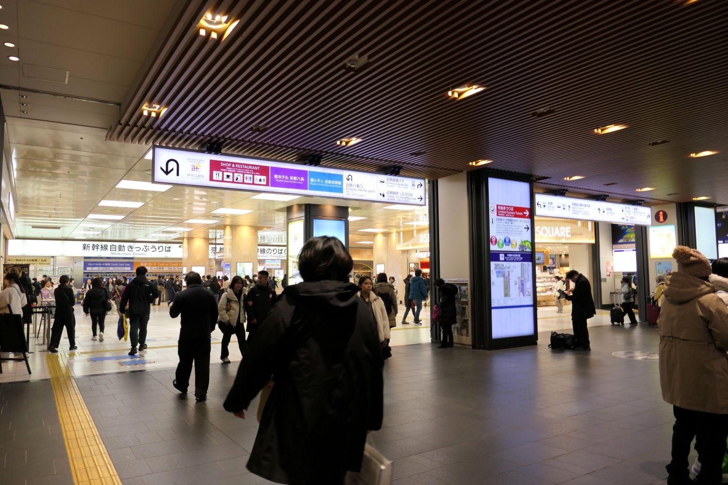 近鉄側から見ると向かいに東海道新幹線の改札口がある（記者撮影）